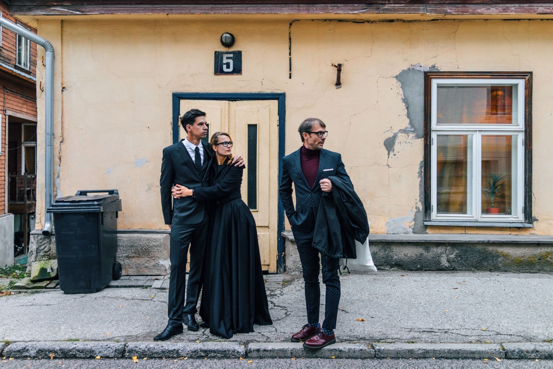 253562 Family Waiting on the Street Web Version 1920px