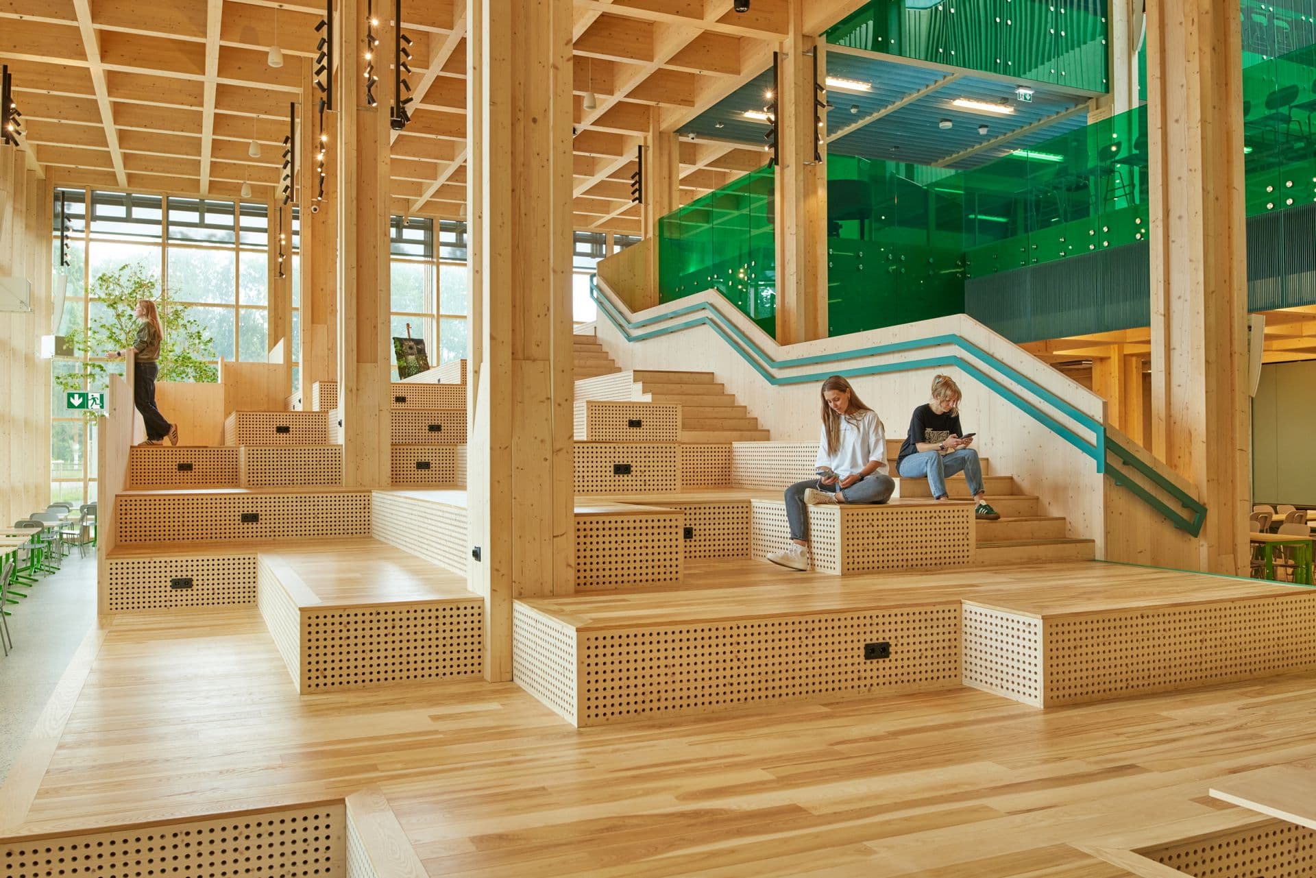 657509 Students in Modern School Environment Web Version 1920px (1)