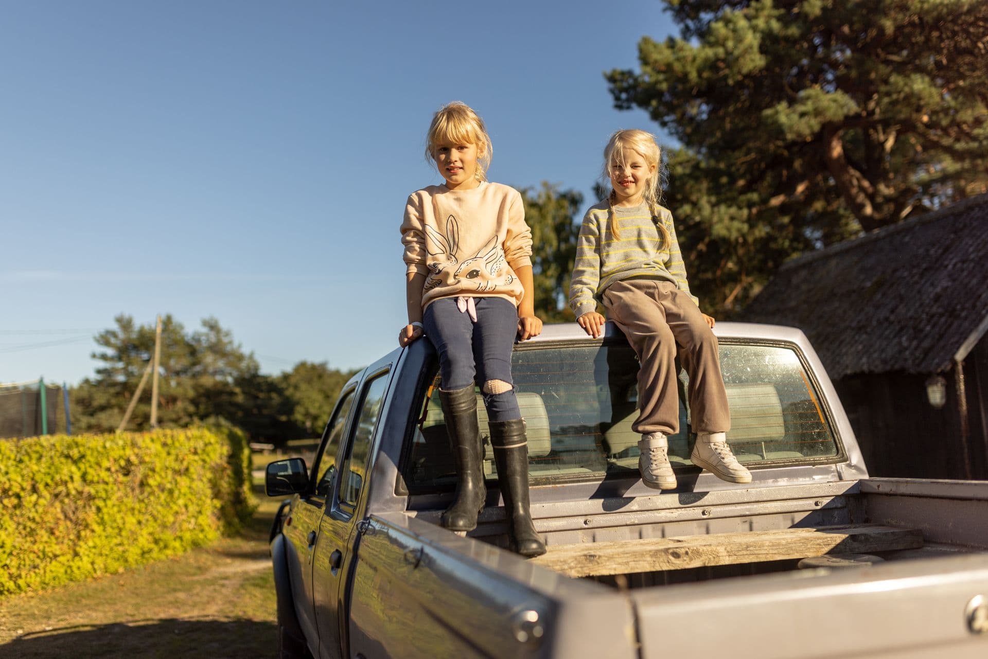 259541 Two Girls Sitting on Car Roof Web Version 1920px