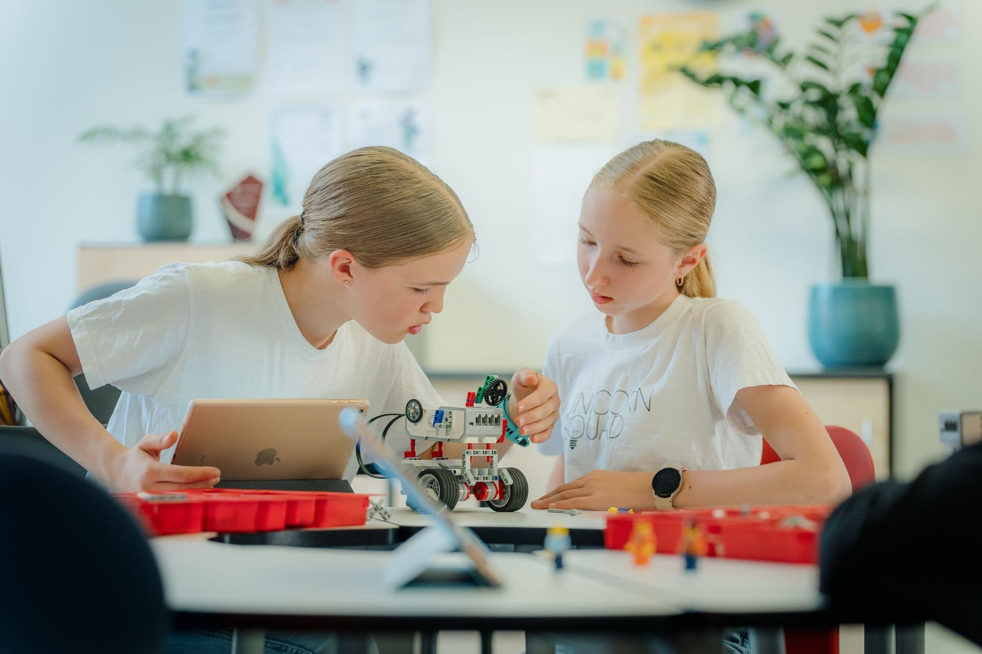 655542 Two Girls Building a Robot Web Version 1920px