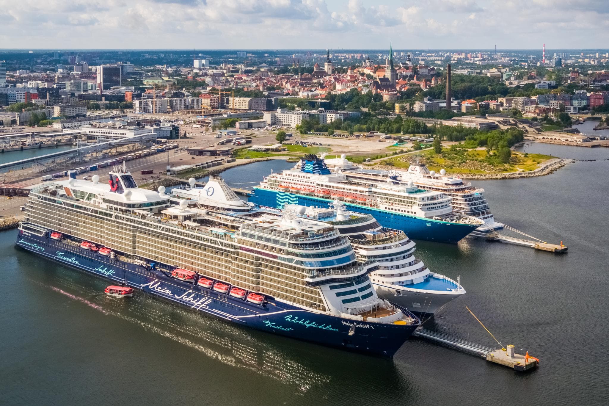 Cruise Shipsold Town 2048x1365