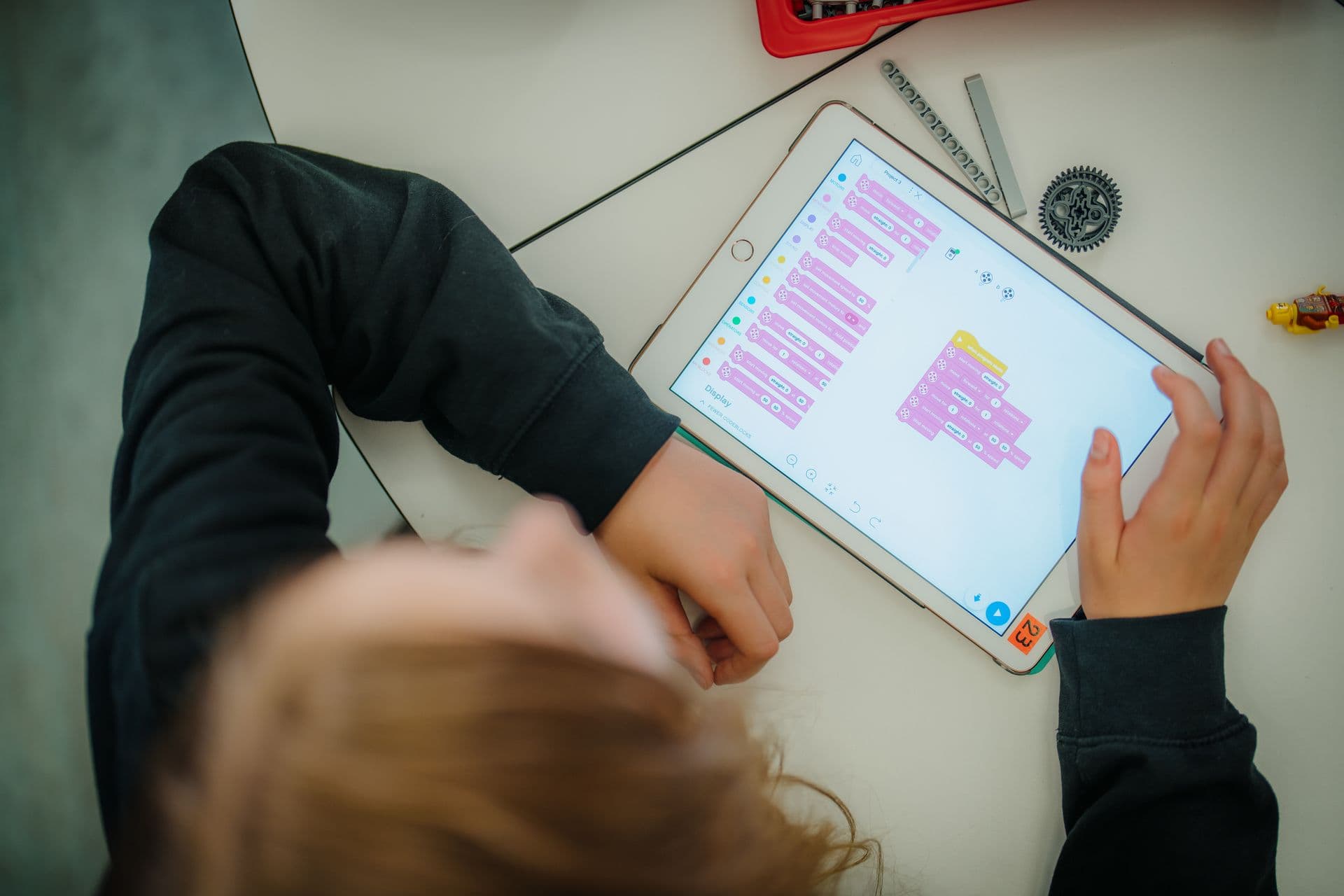 655544 Programming With Tablet Web Version 1920px