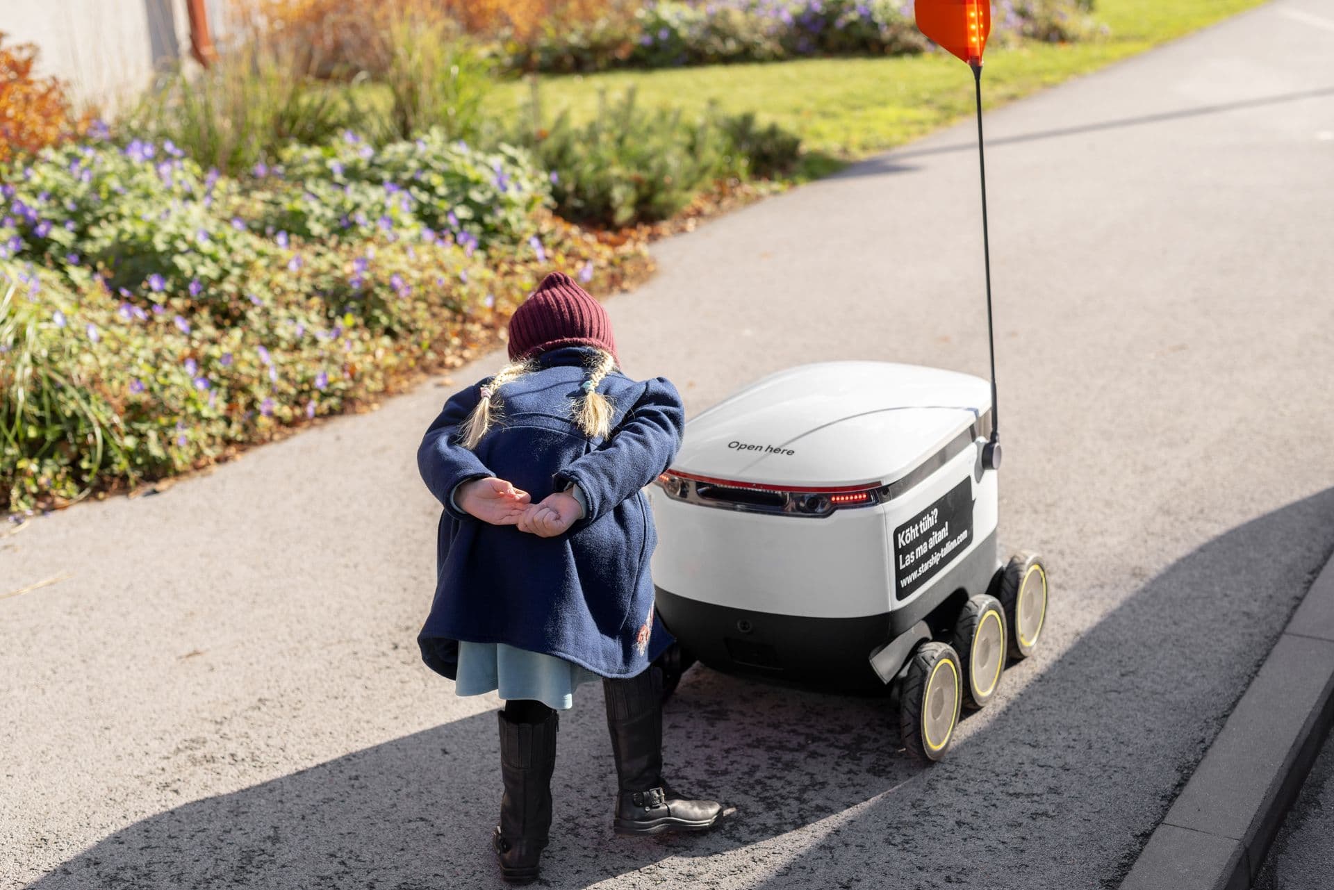 255421 Child and a Starship Delivery Robot Web Version 1920px