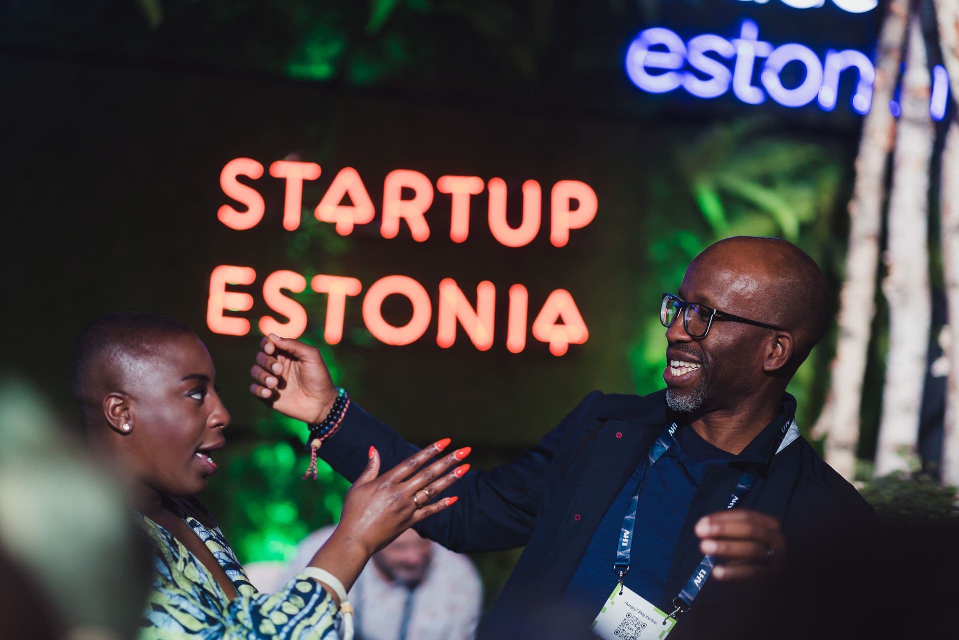 723515 People Discussing Web Version 1920px