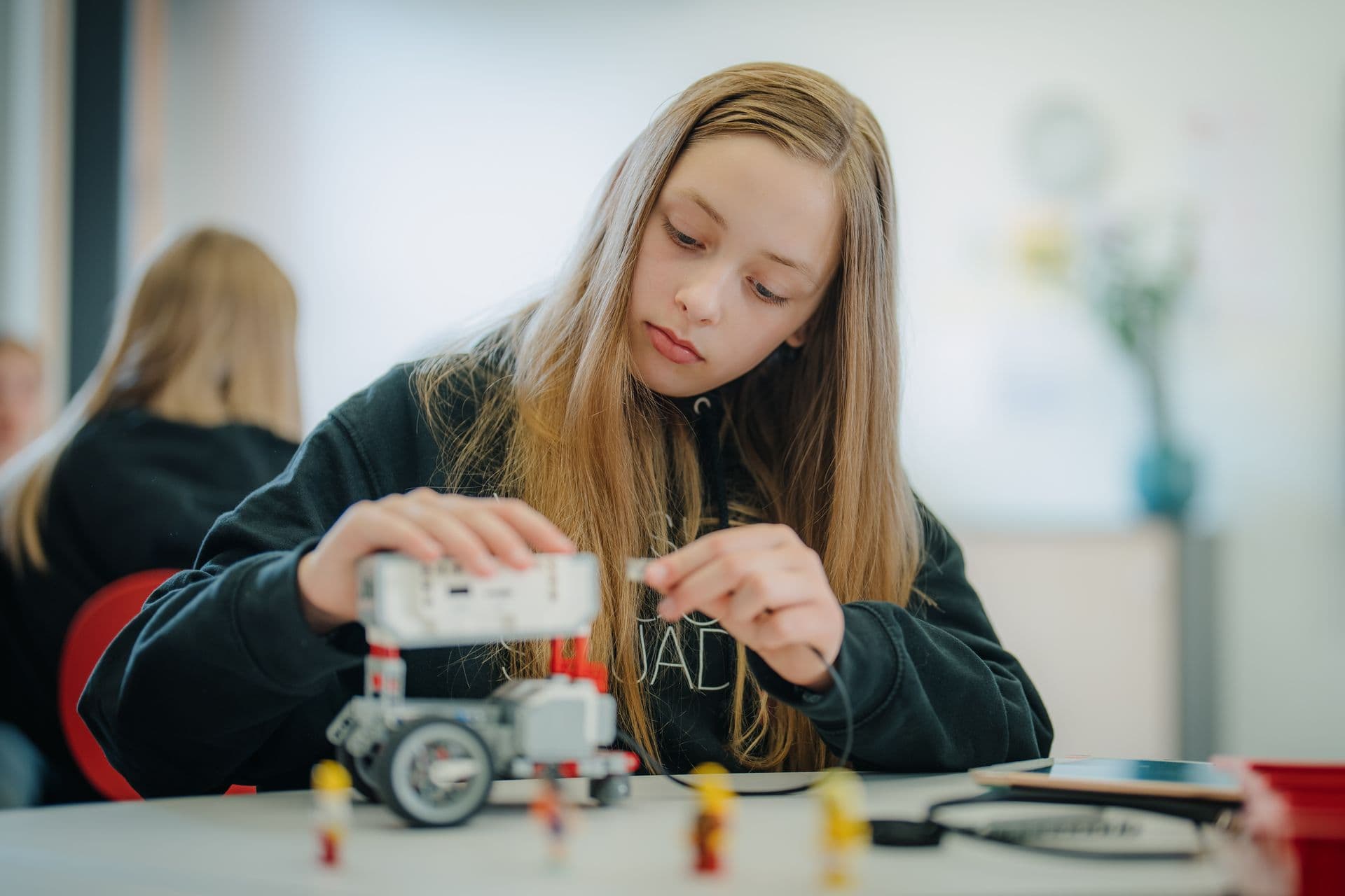 655543 Child Building a Robot Web Version 1920px (1)